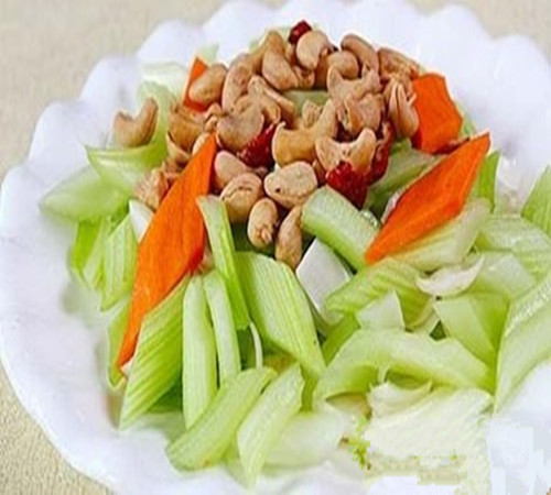 老人營養(yǎng)餐：素炒腰果，活血護(hù)心
