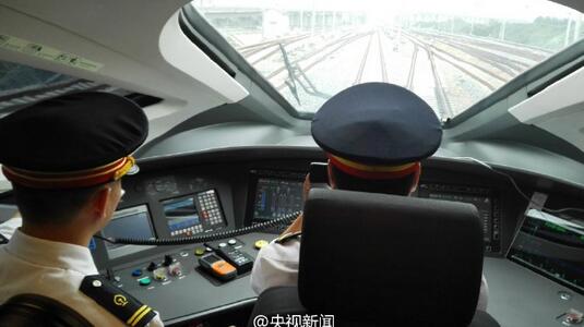 世界首次！中國(guó)動(dòng)車(chē)以420公里時(shí)速交會(huì)成功