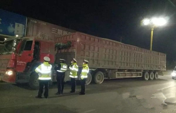 即日起至年底聊城嚴打渣土車違法和貨車超限超載