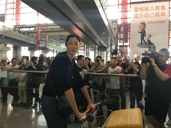 朱婷留洋歸來備戰(zhàn)全運(yùn) 球迷機(jī)場熱情接她回家