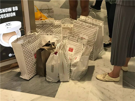 韓免稅店重現(xiàn)中國游客排隊(duì)搶購？媒體實(shí)地揭真相