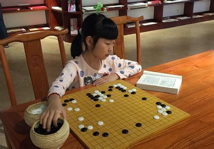 7歲時(shí)被讓三子戰(zhàn)勝華學(xué)明獲俞斌高度贊揚(yáng)，她幫老爸圓了“全運(yùn)夢(mèng)”