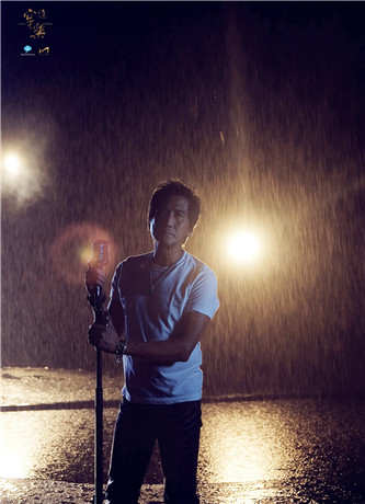 齊秦雨中獻(xiàn)唱故人 《鼓聲若響》MV催淚上線