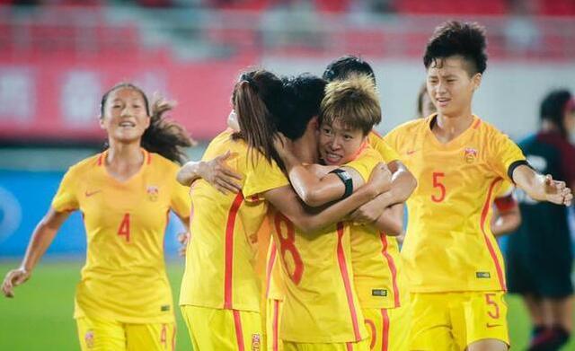 國(guó)足汗顏！女足絕殺美國(guó)奪冠 網(wǎng)友：女人頂起半邊天