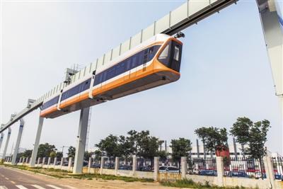 懸掛單軌車離地超5米 火車掛軌道下如何“跑”？