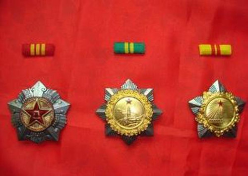 中共中央批準(zhǔn)實(shí)施黨內(nèi)、國(guó)家、軍隊(duì)功勛榮譽(yù)表彰條例