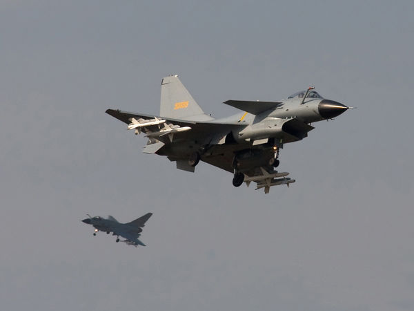 美偵察機(jī)闖入中國防空識(shí)別區(qū)反稱攔截“不專業(yè)”