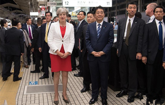 特雷莎·梅訪問(wèn)日本 與安倍一起乘坐新干線
