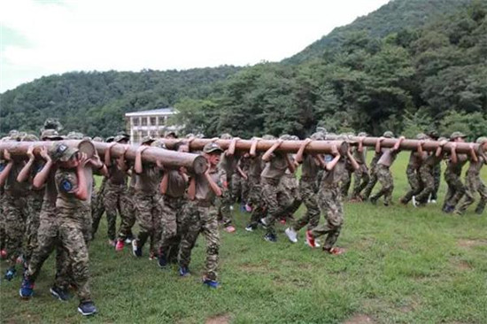 中學生軍訓扛圓木沖水槍：多些“戰(zhàn)狼式”磨礪教育