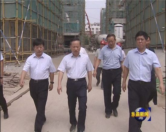 劉培國督導(dǎo)學(xué)校建設(shè)工作時強(qiáng)調(diào)：  把每一所學(xué)校都建成放心工程、精品工程