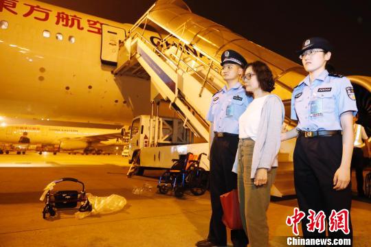 9月19日晚，閔某搭乘東航MU588次航班抵上海。 殷立勤 攝