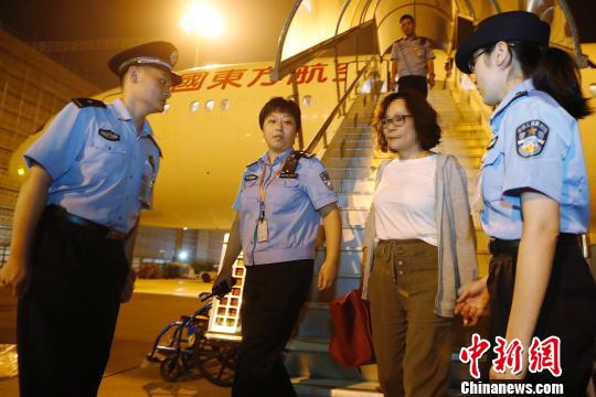 9月19日晚，閔某搭乘東航MU588次航班抵上海。 殷立勤 攝