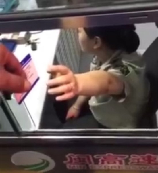 貨車司機(jī)捉弄辱罵高速女收費(fèi)員 道歉稱只是開玩笑