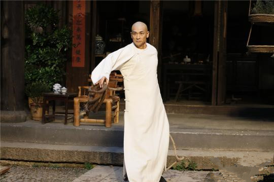圖為：趙文卓正在拍攝武打戲份。 張勇 攝