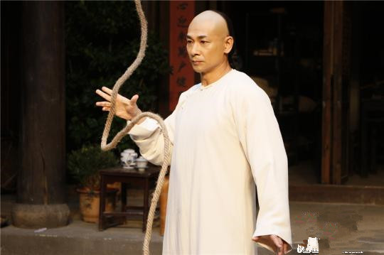 圖為：趙文卓正在拍攝武打戲份。 張勇 攝