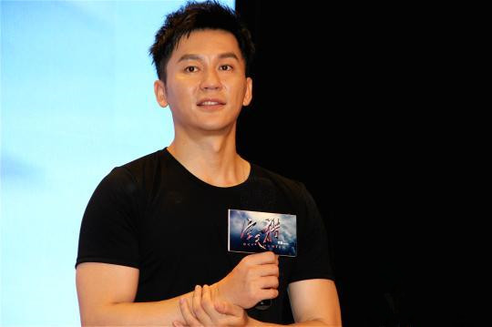 李晨現(xiàn)身成都談《戰(zhàn)狼》：希望國產電影都能越來越好