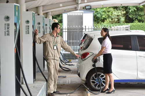 美媒：中國(guó)有條不紊打造全球最大電動(dòng)車(chē)市場(chǎng) 外企競(jìng)相追隨