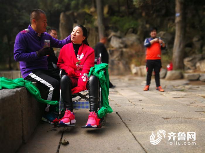 陪伴是最長情的告白！聊城男子背癱瘓妻子8小時爬上泰山