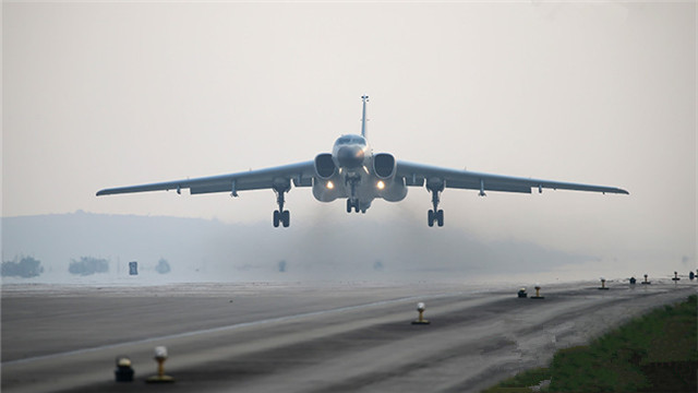 空軍轟炸機學(xué)員首次長途跨區(qū)機動轉(zhuǎn)場訓(xùn)練