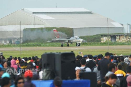 臺灣戰(zhàn)機表演時疑被鳥擊 緊急落地后冒出黑煙