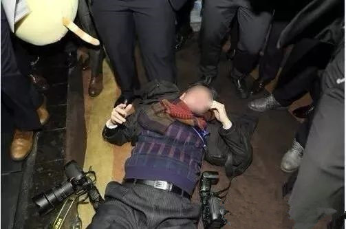 韓記者在華被打 5萬(wàn)多韓國(guó)民眾請(qǐng)?jiān)浮皯椭巍濒[事記者