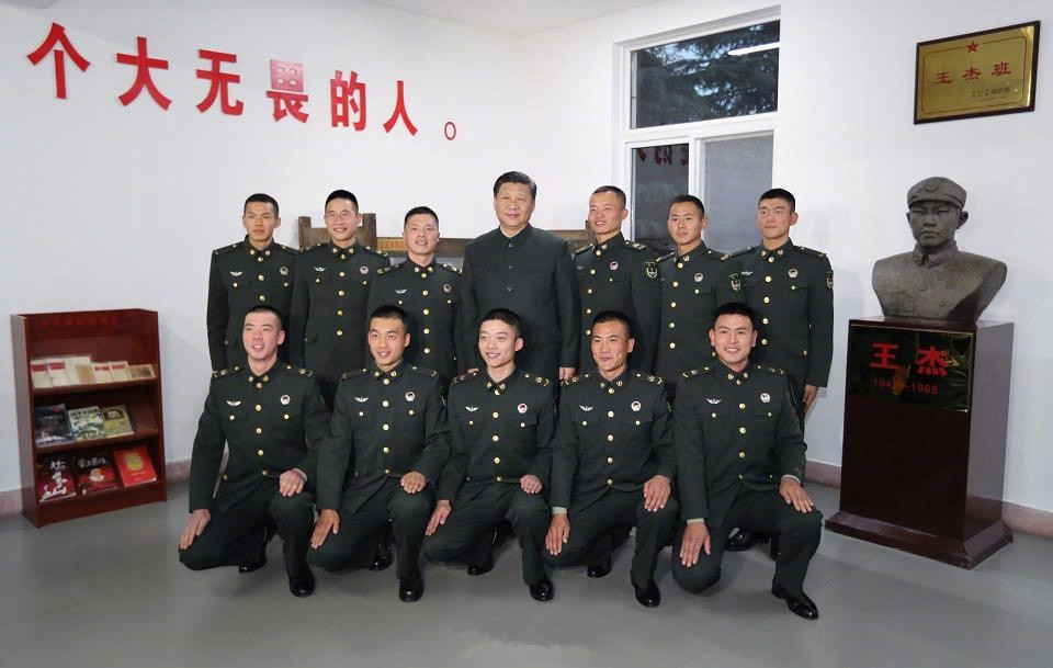 習近平同王杰班戰(zhàn)士合影