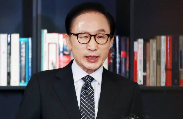 親信近期接連被查 李明博怒喊：“沖我來”！