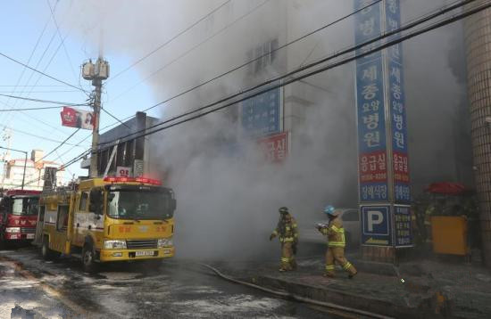 韓密陽市醫(yī)院火災死亡人數(shù)增至39人 151人受傷