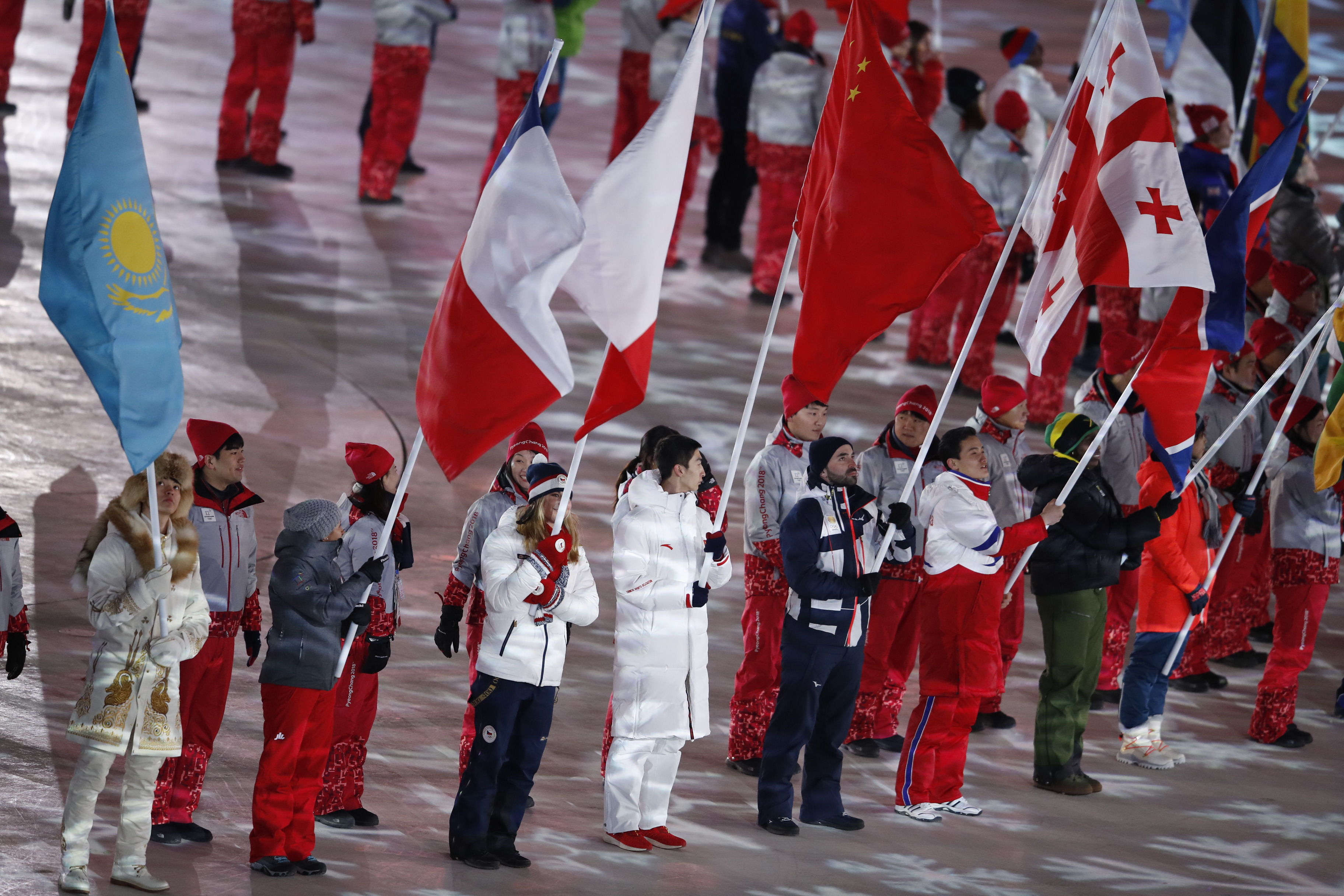 光榮時(shí)刻！武大靖舉五星紅旗出場