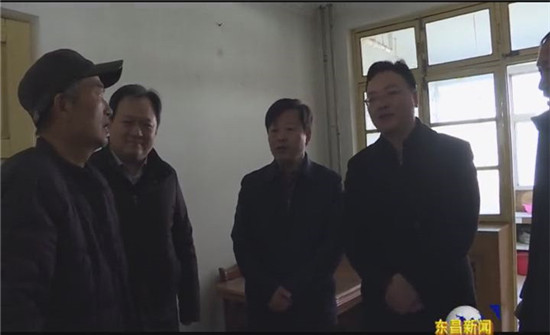彭志國(guó)走訪慰問(wèn)個(gè)體工商戶(hù)和困難教師