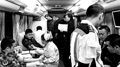 江西客車側(cè)翻致11人遇難 民眾排隊獻(xiàn)血救傷者