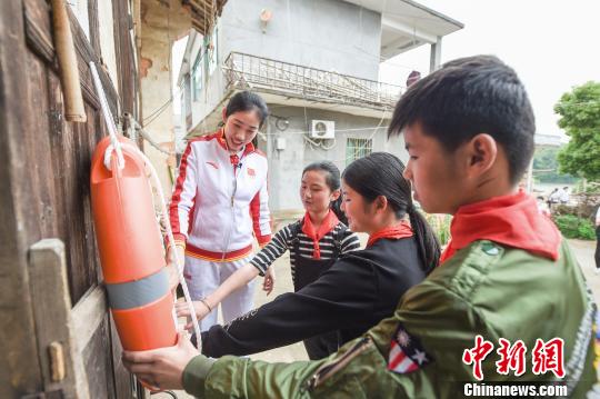 “一家一個(gè)救生圈”項(xiàng)目主要面向水患易發(fā)鄉(xiāng)村，以戶為單位免費(fèi)發(fā)放專業(yè)救生圈，并要求每家的救生圈都懸掛在大門(mén)附近顯眼處墻壁上，實(shí)現(xiàn)全村應(yīng)急共享。 鮑贛生 攝