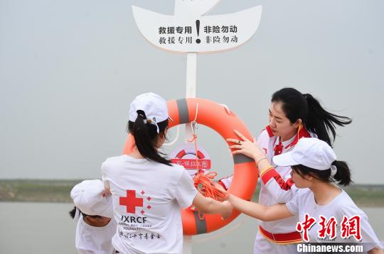 奧運(yùn)冠軍金紫薇鄱陽(yáng)湖畔鄉(xiāng)村宣傳青少年防溺水項(xiàng)目
