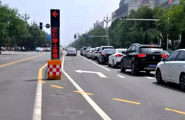 聊城：左轉(zhuǎn)有路也非等“借道”？右轉(zhuǎn)“借道”對(duì)行人按喇叭？ 向左向右“借道” 還有人做不好