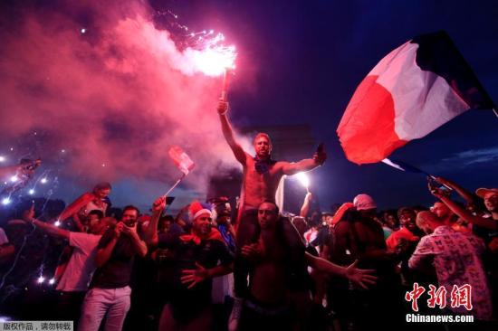 法國球迷慶祝奪冠“變了味”：狂歡演變成打砸搶！