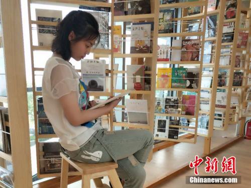 00后迎大學(xué)時(shí)代：平衡車(chē)成開(kāi)學(xué)裝備 帶偶像照片入學(xué)