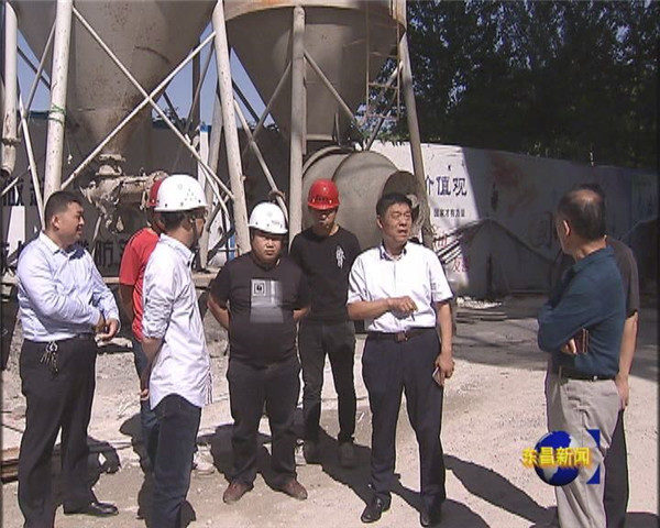 賈相云督導(dǎo)檢查城區(qū)建筑工地?fù)P塵治理工作