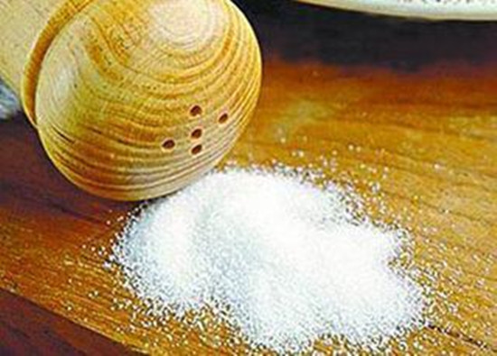 頭發(fā)有異味?用鹽水洗洗