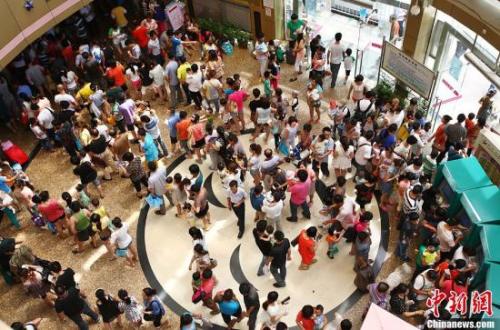 資料圖：某醫(yī)院民眾在掛號大廳內(nèi)排起了長隊。<a target='_blank' >中新社</a>發(fā) 泱波 攝