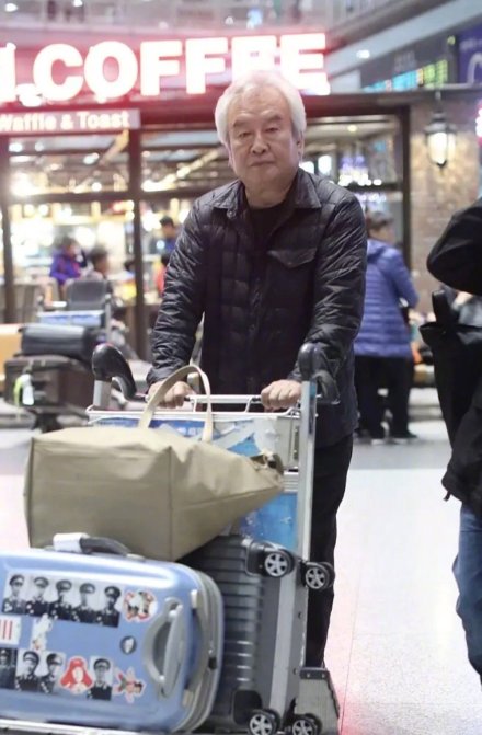 涂們的行李箱登上了熱搜，因?yàn)橘N著這些人