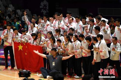 雅加達(dá)亞運(yùn)會(huì)，中國男、女籃再度包攬亞運(yùn)會(huì)雙冠。圖為姚明與男、女隊(duì)運(yùn)動(dòng)員教練員合影留念。<a target='_blank' >中新社</a>記者 王東明 攝 