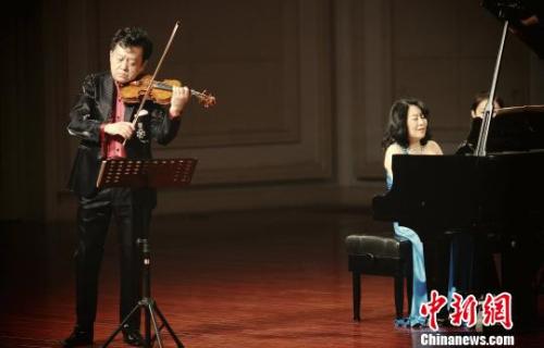 資料圖：盛中國(guó)攜夫人瀨田裕子在天津演出。<a target='_blank' >中新社</a>發(fā) 佟郁 攝