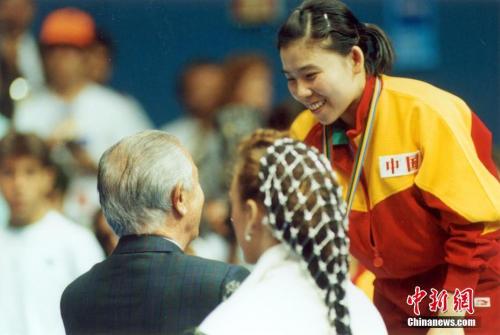 圖為1992年8月5日，薩馬蘭奇向取得奧運(yùn)乒乓球女子單打冠軍的鄧亞萍表示祝賀，并親自為她頒獎(jiǎng)。<a target='_blank' >中新社</a>記者 趙偉 攝 