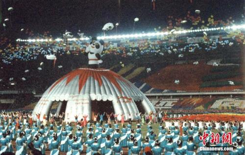 第11屆亞運(yùn)會(huì)于1990年9月22日在北京舉行開幕式，這是中國第一次舉辦綜合性國際體育大賽。<a target='_blank' >中新社</a>記者 舒元成 攝