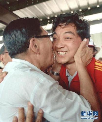 圖為1984年7月29日，許海峰(右)在奪冠后接受祝賀。 新華社發(fā) 圖片來源：新華網(wǎng)