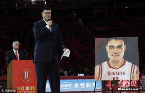 姚明的整個(gè)NBA生涯都在火箭隊(duì)度過，而且他入選了歷屆全明星賽。圖為姚明在退役儀式現(xiàn)場(chǎng)發(fā)表感言。 圖片來源：視覺中國