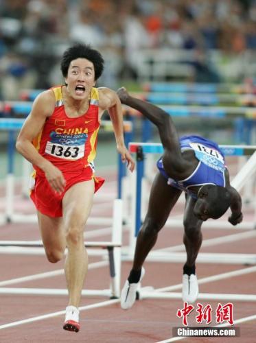 2004年8月27日，劉翔在雅典奧運(yùn)田徑110米欄決賽中以12秒91獲得冠軍，打破奧運(yùn)會(huì)紀(jì)錄，平世界紀(jì)錄。<a target='_blank' >中新社</a>記者 毛建軍 攝 