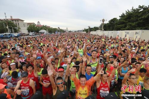 2018北京馬拉松賽3萬余名跑者參加了比賽。<a target='_blank' >中新社</a>記者 盛佳鵬 攝