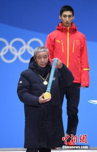 平昌冬奧會(huì)，國際奧委會(huì)副主席于再清為武大靖頒獎(jiǎng)。(資料圖)<a target='_blank' >中新社</a>記者 崔楠 攝
