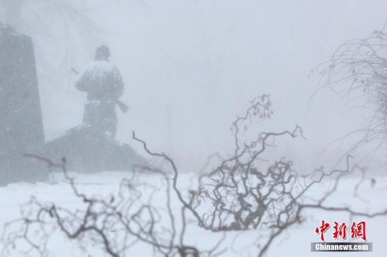 美國遭“炸彈氣旋”侵襲：60萬戶停電 數(shù)百航班取消
